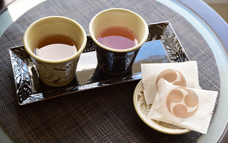 Complimentary tea snack that makes you feel  – Okinawa – , accompanied by tea served with a unique and distinctive set of teaware